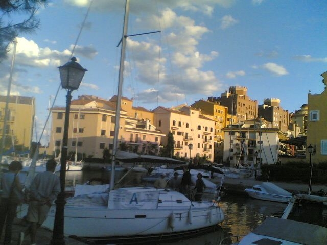 El puerto al amanecer